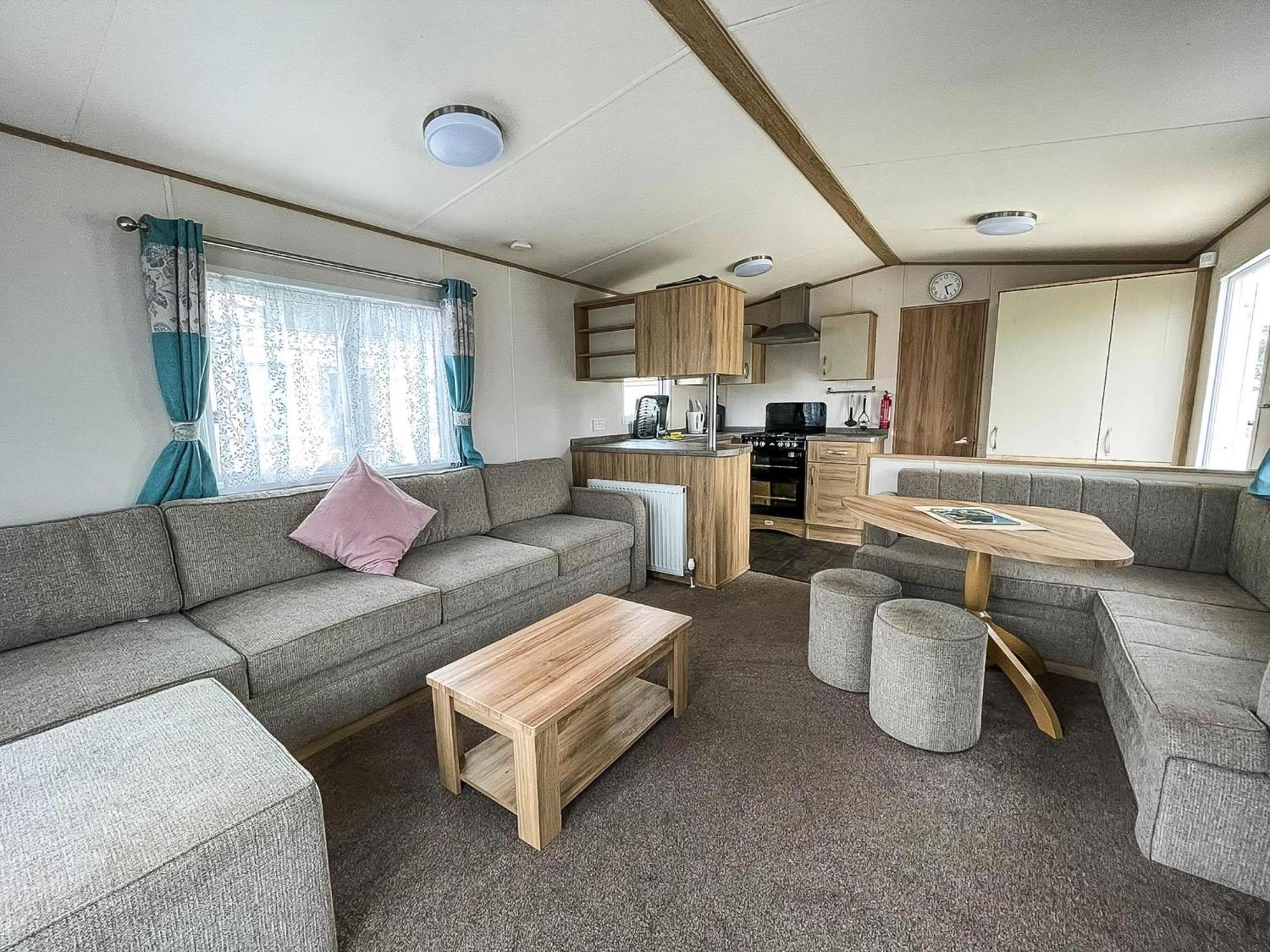 6 Berth Caravan With Decking At Seawick Holiday Park In Essex Ref 27549Sw 滨海克拉克顿 外观 照片