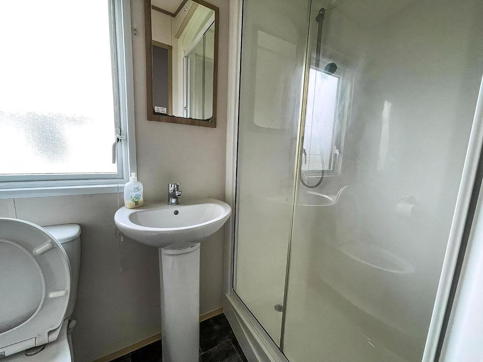 6 Berth Caravan With Decking At Seawick Holiday Park In Essex Ref 27549Sw 滨海克拉克顿 外观 照片