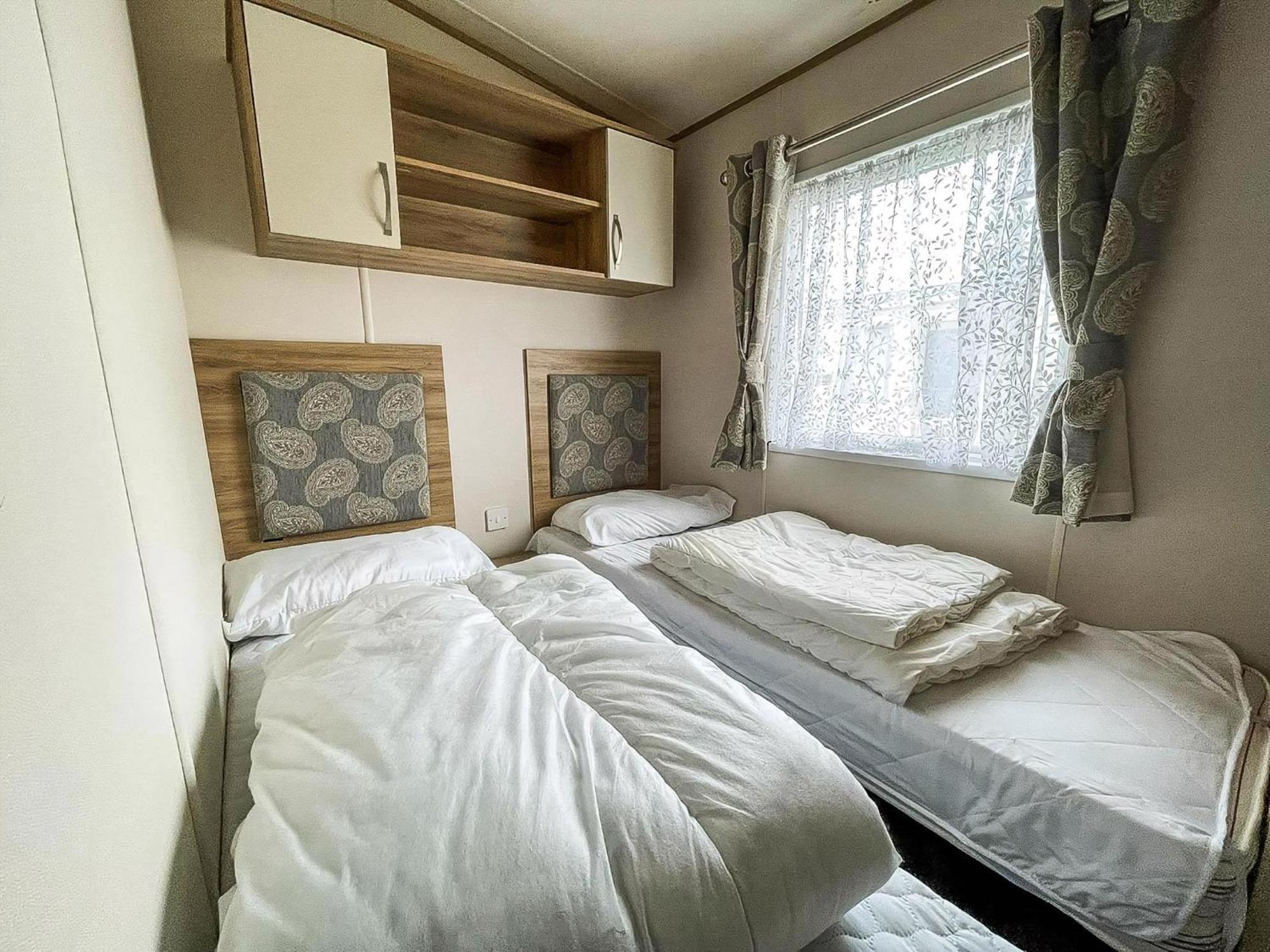 6 Berth Caravan With Decking At Seawick Holiday Park In Essex Ref 27549Sw 滨海克拉克顿 外观 照片