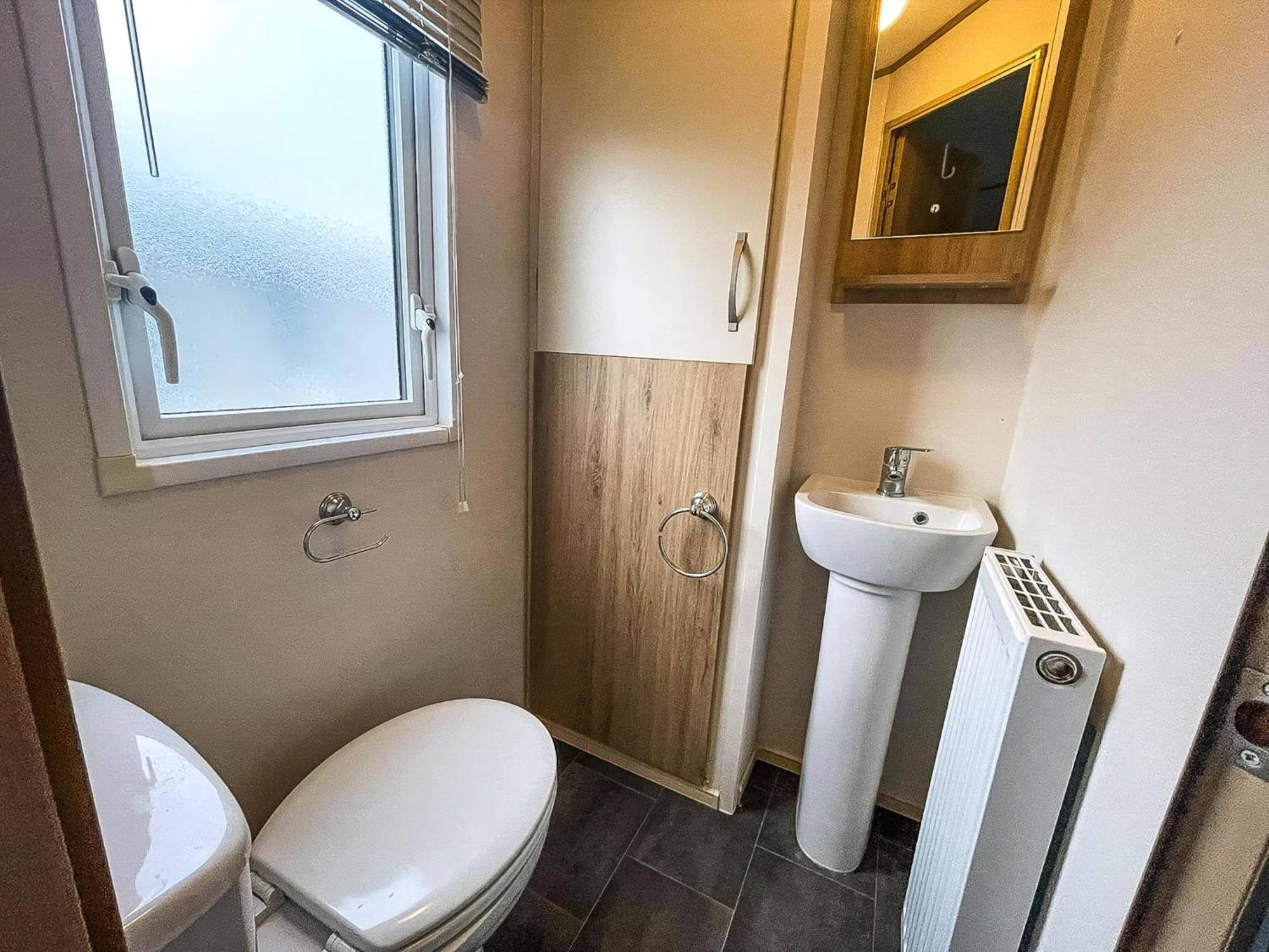 6 Berth Caravan With Decking At Seawick Holiday Park In Essex Ref 27549Sw 滨海克拉克顿 外观 照片